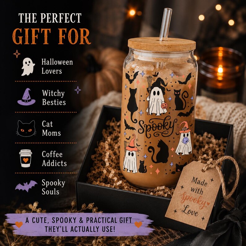 Pu&ograve; includere: Un bicchiere trasparente con coperchio in bamb&ugrave; e cannuccia in vetro, riempito con una bevanda marrone. Il vetro presenta illustrazioni nere e arancioni di fantasmi, gatti, pipistrelli e la parola Spooky. Un cartellino marrone riporta Made with spooky Love.