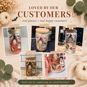 Peut inclure: Cinq verres transparents avec couvercles en bambou et pailles, orn&eacute;s d'un motif r&eacute;p&eacute;titif de fant&ocirc;mes portant des chapeaux de sorci&egrave;re, de citrouilles orange et de chauves-souris. Le texte LOVED BY OUR CUSTOMERS real glasses real happy customers est visible.
