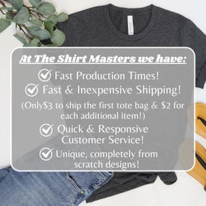 K&ouml;nnte beinhalten: Ein dunkelgraues T-Shirt mit Rundhalsausschnitt, zusammen mit blauen Jeans und Sandalen auf einer wei&szlig;en Oberfl&auml;che. Der Text auf dem Bild lautet "At The Shirt Masters we have: Fast Production Times!" und weitere Details.