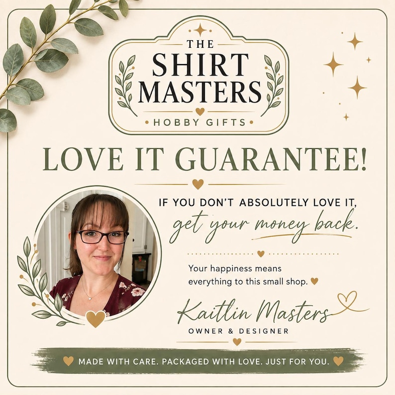 Pu&ograve; includere: Un grafico quadrato con il testo THE SHIRT MASTERS HOBBY GIFTS, LOVE IT GUARANTEE, IF YOU DON'T ABSOLUTELY LOVE IT, get your money back e MADE WITH CARE. PACKAGED WITH LOVE. JUST FOR YOU. Include una foto di una persona con gli occhiali.