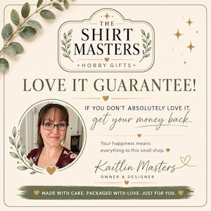 Peut inclure: Un graphique carr&eacute; avec le texte THE SHIRT MASTERS HOBBY GIFTS, LOVE IT GUARANTEE, IF YOU DON'T ABSOLUTELY LOVE IT, get your money back, et MADE WITH CARE. PACKAGED WITH LOVE. JUST FOR YOU. Il inclut une photo d'une personne portant des lunettes.