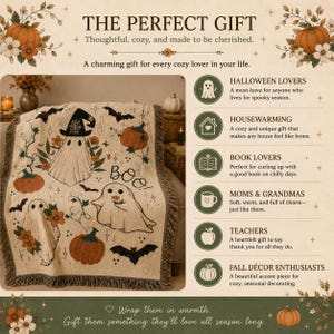 Puede incluir: Una manta tejida con fondo crema que presenta ilustraciones de fantasmas, calabazas naranjas, murci&eacute;lagos negros y flores. El texto incluye THE PERFECT GIFT, BOO!, HALLOWEEN LOVERS, HOUSEWARMING, BOOK LOVERS, MOMS & GRANDMAS, TEACHERS y FALL D&Eacute;COR ENTHUSIASTS.