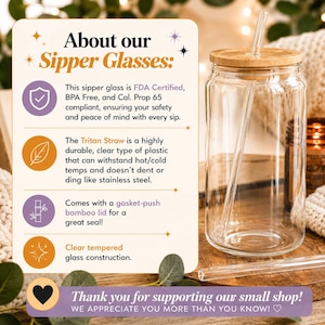 Pu&ograve; includere: Un bicchiere in vetro trasparente con coperchio in bamb&ugrave; e cannuccia trasparente. Il testo recita: About our Sipper Glasses: This sipper glass is FDA Certified, BPA Free, and Cal. Prop 65 compliant. The Tritan Straw is durable. Coperchio in bamb&ugrave;.