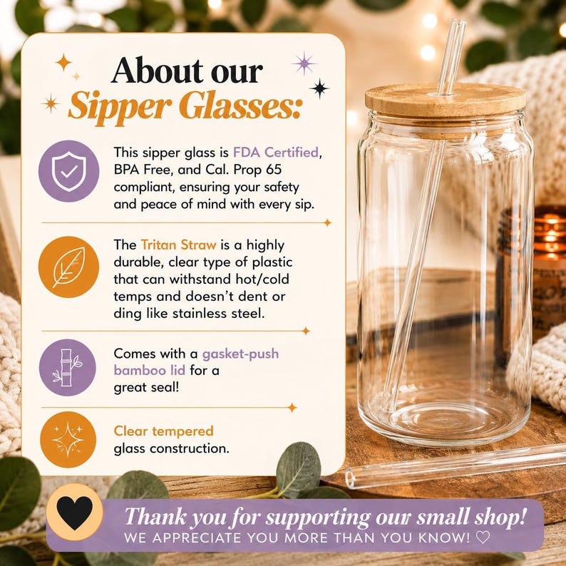 Pu&ograve; includere: Un bicchiere in vetro trasparente con coperchio in bamb&ugrave; e cannuccia trasparente. Il testo recita: About our Sipper Glasses: This sipper glass is FDA Certified, BPA Free, and Cal. Prop 65 compliant. The Tritan Straw is durable. Coperchio in bamb&ugrave;.
