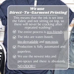 K&ouml;nnte beinhalten: Marineblaues T-Shirt mit wei&szlig;er Grafik, die das Direct-To-Garment-Druckverfahren erkl&auml;rt. Der Text hebt umweltfreundliche, wasserbasierte, ungiftige Tinten und automatisierte Produktion hervor. Das Shirt wird mit Jeans gezeigt.
