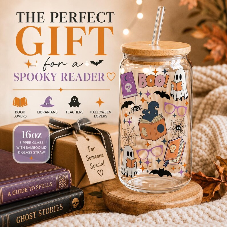 Puede incluir: Un vaso de 473 ml con tapa de bamb&uacute; y pajita de cristal, con un patr&oacute;n colorido de tem&aacute;tica de Halloween que incluye fantasmas, libros, murci&eacute;lagos, ara&ntilde;as, telara&ntilde;as y gafas. El texto en el vaso incluye la palabra BOO en letras naranjas.