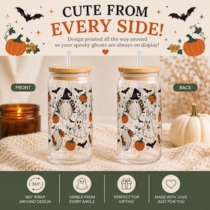 Peut inclure: Deux verres transparents avec couvercles en bambou et pailles transparentes, orn&eacute;s d'un motif r&eacute;p&eacute;titif de fant&ocirc;mes blancs portant des chapeaux de sorci&egrave;re noirs, de citrouilles orange et de petites chauves-souris noires.
