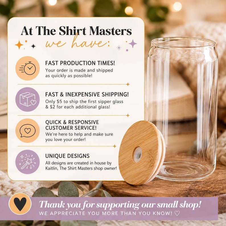 Pu&ograve; includere: Un bicchiere trasparente a forma di lattina con coperchio in bamb&ugrave; e guarnizione in silicone. Accanto al bicchiere c'&egrave; una scheda informativa bianca con il testo At The Shirt Masters we have, che elenca dettagli su produzione e servizio.