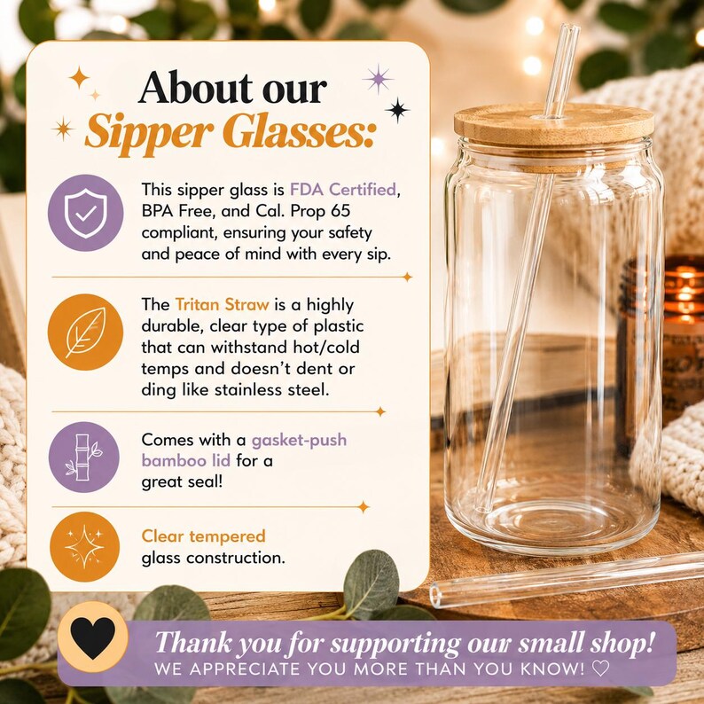 Puede incluir: Un vaso de cristal transparente con tapa de bamb&uacute; y pajita transparente. El texto dice: About our Sipper Glasses: This sipper glass is FDA Certified, BPA Free, and Cal. Prop 65 compliant. The Tritan Straw is durable. Incluye tapa de bamb&uacute; con junta.