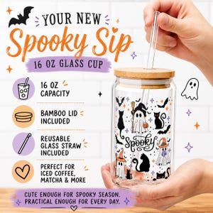 Pu&ograve; includere: Un bicchiere in vetro da 473 ml con coperchio in bamb&ugrave; e cannuccia in vetro riutilizzabile. Il bicchiere presenta un motivo stampato di fantasmi, gatti neri, pipistrelli e la parola Spooky. Il testo include Your New Spooky Sip e 473 ml capacity.