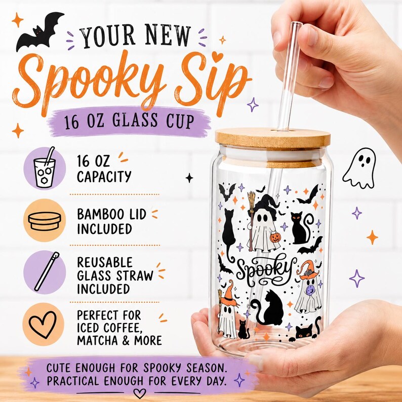 Pu&ograve; includere: Un bicchiere in vetro da 473 ml con coperchio in bamb&ugrave; e cannuccia in vetro riutilizzabile. Il bicchiere presenta un motivo stampato di fantasmi, gatti neri, pipistrelli e la parola Spooky. Il testo include Your New Spooky Sip e 473 ml capacity.
