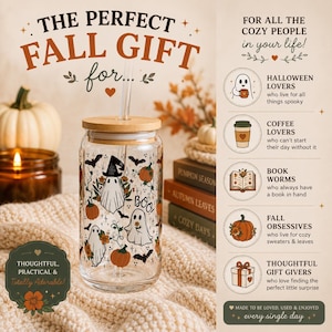 Peut inclure: Un verre transparent avec un couvercle en bambou et une paille en verre, orn&eacute; d'un motif imprim&eacute; de fant&ocirc;mes, citrouilles, chauves-souris et le mot BOO. Le texte sur l'image indique THE PERFECT FALL GIFT for... FOR ALL THE COZY PEOPLE in your life!