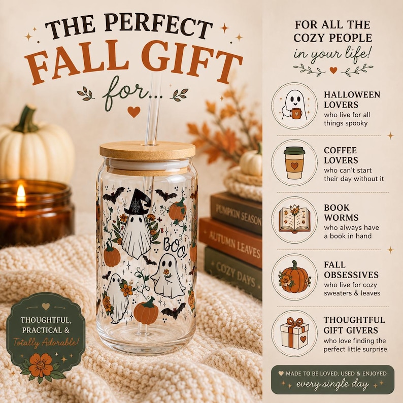 Peut inclure: Un verre transparent avec un couvercle en bambou et une paille en verre, orn&eacute; d'un motif imprim&eacute; de fant&ocirc;mes, citrouilles, chauves-souris et le mot BOO. Le texte sur l'image indique THE PERFECT FALL GIFT for... FOR ALL THE COZY PEOPLE in your life!