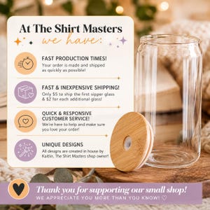 Peut inclure: Un verre transparent en forme de canette avec un couvercle en bambou dot&eacute; d'un joint en silicone. &Agrave; c&ocirc;t&eacute; du verre se trouve une carte informative blanche avec le texte At The Shirt Masters we have, d&eacute;taillant la production et le service.