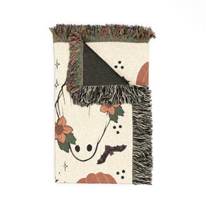 Manta tejida de Halloween estilo cottagecore, manta tejida con fantasmas, linda manta de fantasmas, acogedora decoración otoñal para el hogar, manta de calabaza, manta de otoño imagen 10