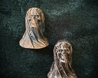 Veiled Skull Pin