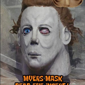 Könnte beinhalten: Eine weiße Halloween-Maske mit einem blauen Auge und einem roten, blutigen Auge. Die Maske ist mit "Myers Mask Dead Eye Insert/Cosplay Eye Appliance" beschriftet.