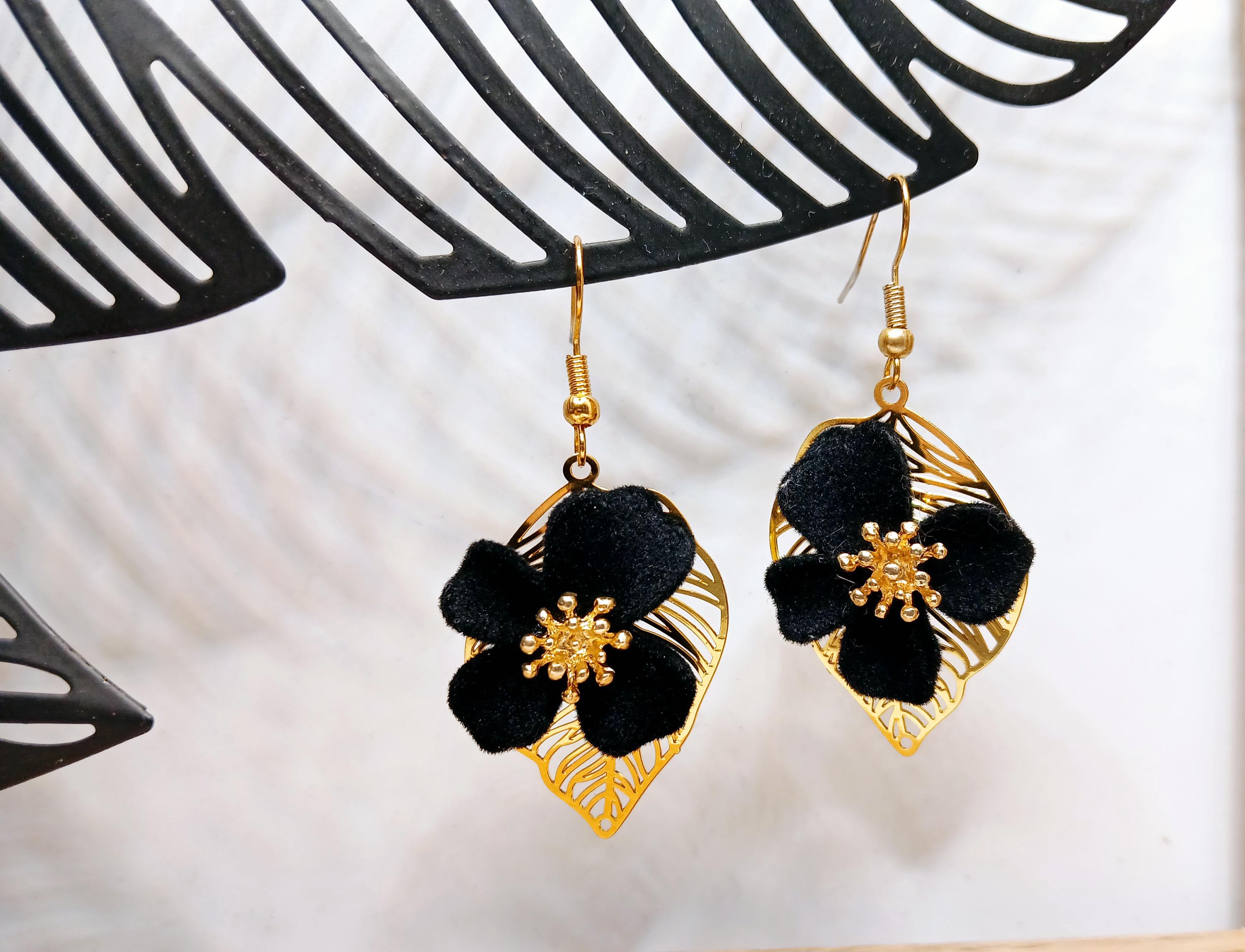 Boucles D'oreilles Grande Fleur Noire En Caoutchouc - Otra - Neuf Avec étiquettes