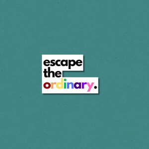 以下が含まれることがあります： ターコイズ色の背景に、黒とカラフルな文字で「escape the ordinary」というフレーズが書かれたテキストベースのグラフィック。 「escape」と「the」という単語は白い長方形の中にあり、「ordinary」はカラフルな文字が入った別の白い長方形の中にあります。
