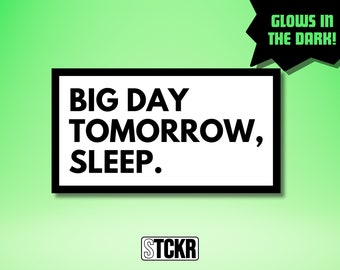 Demain, grand jour, dors. | Sticker phosphorescent | Confirmation du sommeil | autocollant drôle | Idées cadeaux | Cadeaux pour l'insomnie | Méditation