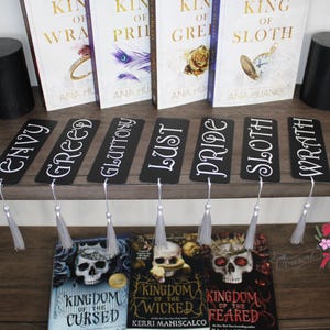 Lesezeichen mit Quaste unter dem Motto Seven Deadly Sins - welches Laster wirst du wählen?