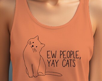 Op de afbeelding: Een perzikkleurig tanktop met een zwarte lijntekening van een kat en de tekst "EW PEOPLE, YAY CATS".