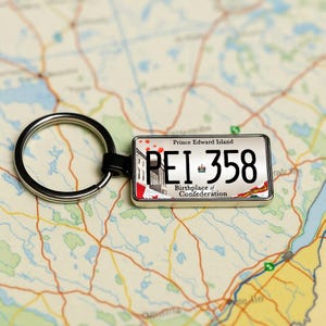 Llavero con matrícula de la Isla del Príncipe Eduardo: regalo de recuerdo de la Isla del Príncipe Eduardo, llavero personalizado de doble cara para amantes de los coches, llavero con mapa de Canadá