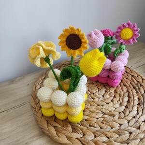 かぎ針編みの花瓶の花、かぎ針編みのテーブル装飾、デスクオーナメント、学生への贈り物、モチベーションを高める花、家の装飾、彼女への贈り物、かぎ針編みのデイジー