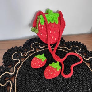Borsa a forma di fragola all'uncinetto, borsa porta soldi all'uncinetto, fibbia a forma di fragola all'uncinetto, fermagli per capelli a forma di fragola, borsa per bambini all'uncinetto, borsa rossa all'uncinetto