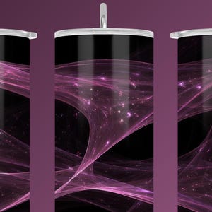 以下が含まれることがあります： 蓋とストローが付いたステンレス製のタンブラー3個セット。各タンブラーは、黒い背景にピンクと紫の色合いの渦巻く抽象的なデザインが施されています。デザインは宇宙的または星雲のような外観をしています。