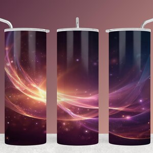 Peut inclure: Trois gobelets en acier inoxydable avec couvercles et pailles. Les gobelets présentent un design abstrait vibrant avec des couleurs orange, violet et jaune tourbillonnantes, rappelant une nébuleuse ou une galaxie. Le design est imprimé sur le corps cylindrique des gobelets.