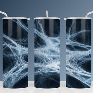 Puede incluir: Una taza de cerámica blanca con un asa negra y el texto "But First, Coffee" en un estilo manuscrito. La taza está sobre una superficie blanca. La taza mide 10 cm de alto.