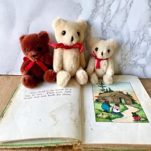 Affascinante libro di fiabe per bambini degli anni '30, Riccioli d'oro e i tre orsi, presentato con 3 piccoli giocattoli vintage a forma di orso