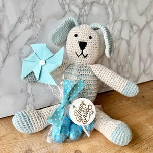 Ostergeschenk, charmanter Vintage-Kaninchen-Kaninchen-Kleiderbügel für Kinder, mit passendem handgefertigten Häkelspielzeug, Papier-Windmühle und Schokoladenei-Geschenk