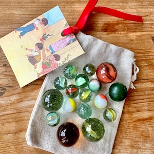 Beutel mit Vintage-Murmeln, traditionelles Spiel, komplett in Tasche mit Vintage-Postkarten-Regelkarte