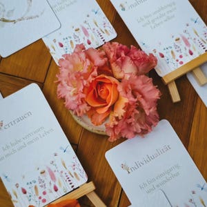 Affirmationskarten, Affirmationen, Alphabet, Achtsamkeit, Mutmachkarten, Trockenblumen, Boho, Holz, Staffelei, Muttertag, Vatertag, Ostern