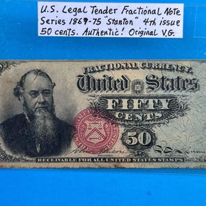 以下が含まれることがあります： 1869年から75年のスタントンシリーズの、アメリカ合衆国の50セントのヴィンテージ分銭紙幣。長いひげを生やした男性の肖像と「Fifty Cents」の文字が特徴です。紙幣はオリジナルの状態です。