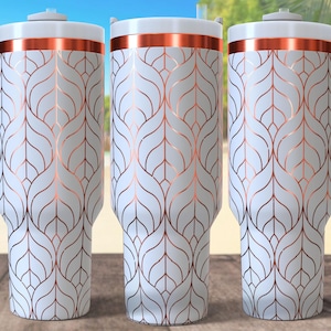 Puede incluir: Tres tazas de viaje blancas con un patrón geométrico de oro rosa y una banda de oro rosa alrededor de la parte superior. Las tazas tienen un asa en un lado.