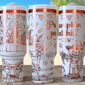 Könnte beinhalten: Drei weiße Reisebecher mit kupferfarbenen Herbstmotiven. Die Designs umfassen Kürbisse, Mais und eine Vogelscheuche. Der Text "Pumpkin Patchin' Crew" ist auf einem Becher abgebildet. Jeder Becher hat einen weißen Griff.