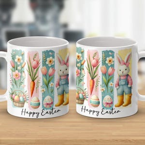 Puede incluir: Dos tazas de cerámica blanca con un diseño de Pascua colorido. Las tazas presentan un conejo, flores, zanahorias y huevos. El texto "Feliz Pascua" está impreso en la parte inferior de cada taza.