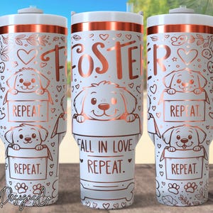 Peut inclure: Gobelet blanc avec un motif or rose représentant le mot "FOSTER", des cœurs, des empreintes de pattes et un chien de dessin animé. Le gobelet a une poignée et les mots "FALL IN LOVE. REPEAT." et "REPEAT" sont également visibles.