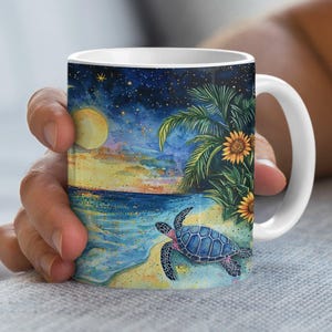 Può includere: Una tazza in ceramica bianca con un'illustrazione colorata di una tartaruga marina che nuota nell'oceano al tramonto. La scena include una palma, una luna piena e stelle.