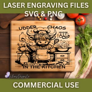 Pode incluir: Uma tábua de cortar de madeira com o texto "UDDER CHAOS IN THE KITCHEN" e uma ilustração de desenho animado de um chef de vaca Highland. A imagem também inclui o texto "LASER ENGRAVING FILES SVG & PNG" e "COMMERCIAL USE".