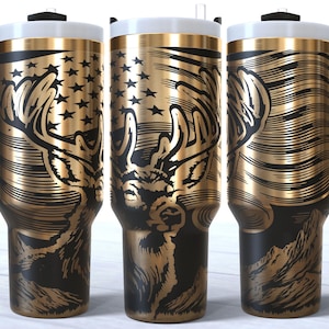 Deer Hunter 40 Unzen Tumbler Lasergravur, 40 Unzen Quencher Buck mit amerikanischer Flagge Tumbler Wrap SVG-PNG-Datei, Hunter Lover Lasergravur