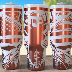 Deer Hunter 40 Unzen Tumbler Lasergravur, 40 Unzen Quencher Buck mit amerikanischer Flagge Tumbler Wrap SVG-PNG-Datei, Hunter Lover Lasergravur