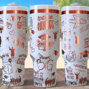 Könnte beinhalten: Eine weiße Keramik-Tasse mit schwarzem Henkel und dem Text "But First, Coffee" in fetter, schwarzer Schrift. Die Tasse steht vor einem verschwommenen Hintergrund, der eine gemütliche Umgebung andeutet.
