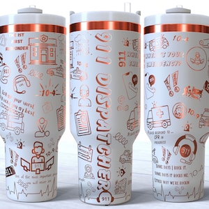 Puede incluir: Un vaso de acero inoxidable blanco con tapa y asa de color cobre. El vaso presenta un fondo blanco con un diseño en oro rosa de varios iconos y textos relacionados con el despachador del 911, incluyendo "911 Dispatcher", "10-4", "CPR" y "Same days I rock it, some days it rocks me".