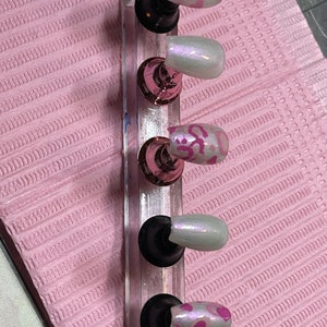 Día de San Valentín Corazones rosados color base blanco lechoso Prensa en las uñas / Pegamento en las uñas / Uñas cortas de forma cuadrada / regalos / pegamento de ataúd en las uñas