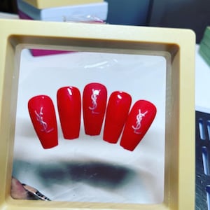 Rode lak met nagelstickers Press on nagels | Nagels lijmen | medium Doodskistvormige nagels | geschenken | doodskistlijm op spijkers