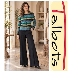Pode incluir: Um casaco de manga comprida com riscas horizontais em tons de azul, verde e dourado com fecho de botões, combinado com calças pretas de perna larga. A palavra Talbots está impressa verticalmente a preto num fundo amarelo claro.